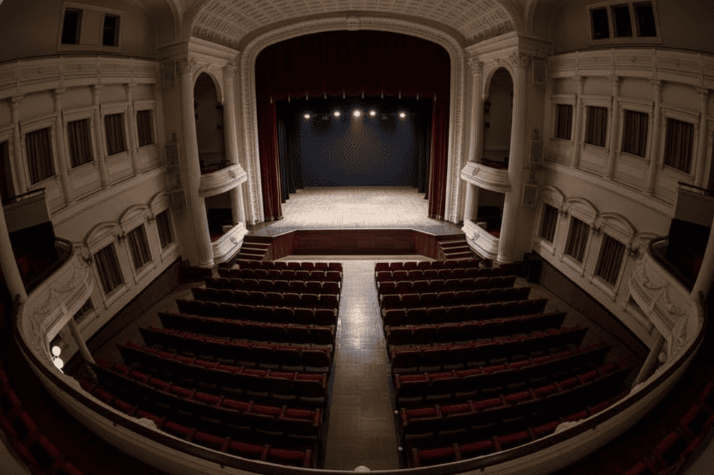 Khu vực khán phòng và sảnh đón tiếp được thiết kế sang trọng